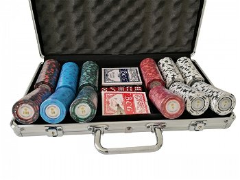 Set poker cu 300 chips-uri clay 14g model MONTECARLO si servieta din aluminiu, 