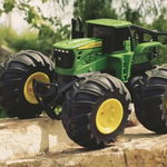 Tractor cu roti mari si telecomanda, TOMY John Deere