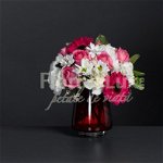 Crizanteme si gerbera in vaza rosie