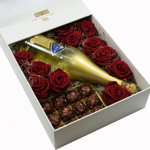 Cutie 11 trandafiri criogenati Queen Roses, vin spumant cu foite din aur si bomboane belgiene, Queen Roses