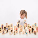 Set figurine cu oameni din comunitate, din lemn - 32 de piese fata-verso, 