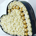 Buchet Luxury White 3 Aranjament cu trandafiri din sapun si praline de ciocolata Ferrero Rocher