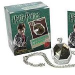 Harry Potter Locket Horcrux Kit and Sticker Book (Harry Potter miniaturi Running Press)