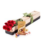7 trandafiri rosii in cutie si ciocolata