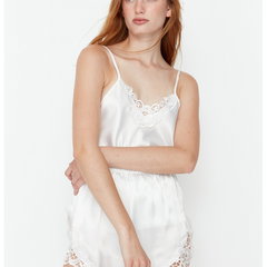 Trendyol Collection Set pijamale țesute din dantelă neagră cu bretele și pantaloni scurți din satin THMAW21PT0843 Trendyol Collection Set pijamale țesute din dantelă neagră cu bretele și pantaloni scurți din satin THMAW21PT0843