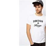 Tricou cu mesaj Drugs & Hugs - Alb la doar 75 RON in loc de 150 RON, RBY Trends Fashion