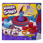 Set Sandtastic Kinetic Sand cu 10 accesorii si nisip