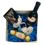 Cutie cadou, sticla vin 187 ml, dop in forma inima, 4 bomboane Ferrero Rocher, inima lemn, YODB004 -23h Events