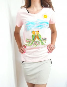 Tricou pictat manual roz pal cu papagali pe ramura, Shopika