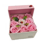 Aranjament floral 9 trandafiri sapun in cutie, alb, roz, 