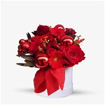 Aranjament cu trandafiri rosii, hipericum rosu, 3 gerbera rosie, minitrandafiri rosii de Craciun in cutie, Floria