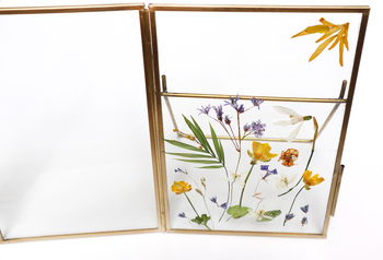 Rama metalica cu sticla, decorata cu flori presate - Model 1 | Green Hugs