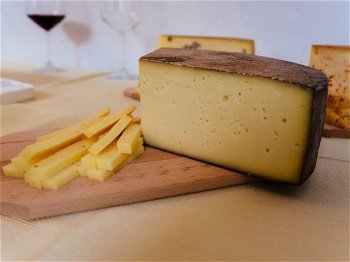Brânză maturată cu vin roșu (0.25 kg), Bacania Tei