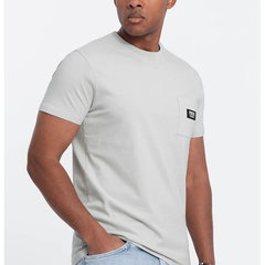 Tricou cu decolteu la baza gatului si buzunar pe piept Tricou cu decolteu la baza gatului si buzunar pe piept