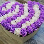 Aranjament din 64 trandafiri de sapun in cutie alba si in forma de inima