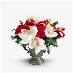 Aranjament cu amarlis alb, trandafiri rosii, cymbidium,ilex, bumbac, brad pentru masa de Craciun, Floria