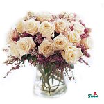 Aranjament cu 30 trandafiri crem/ albi, 15 lalele albe, 19 minirosa, 15 bujori, 7 hydrangea, 19 ranunculus alb de masa pentru nunta, Floria