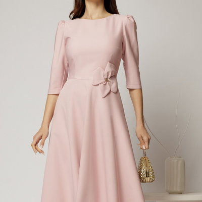 Rochie midi roz din stofa in clos cu floare in talie