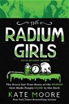 The Radium Girls: Young Readers' Edition: The Scary But True Story of the Poison That Made People Glow in the Dark - Kate Moore