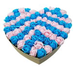 Aranjament din 77 trandafiri de sapun in cutie alba si in forma de inima