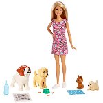 Set Barbie by Mattel Family papusa cu 4 catelusi si accesorii, Barbie