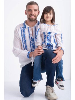 Set bluze traditionale cu broderie inflorata albastra pentru tata si fiica