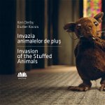 Invazia animalelor de pluș - Invasion of the Stuffed Animals (ediție bilingvă) - Hardcover - Eszter Kocsis, Ken Derby - Cser, 