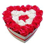 Aranjament din 23 trandafiri de sapun in cutie alba si in forma de inima
