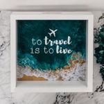 Pusculita din lemn 'To travel is to live', 20x20 cm - OOTB
