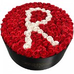 Aranjament floral personalizat cu litera cutie rotunda neagra cu 101 trandafiri de sapun, FashionForYou