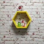 Raft de perete din lemn in forma hexagonala Carnival mediu galben