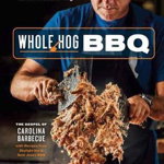 Whole Hog BBQ: The Gospel of Carolina Barbecue with Recipes from Skylight Inn and Sam Jones BBQ [A Cookbook] de Sam Jones
